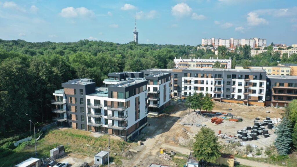 Fotografia przedstawia kadr z drona nowego osiedla mieszkaniowego